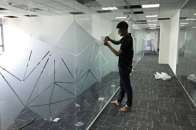 Đơn vị thi công dán kính decal chuyên nghiệp